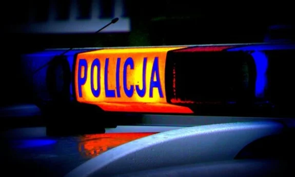 Wypadek policji! [WIDEO] Radiowóz wypadł z drogi i wylądował na ogrodzeniu!