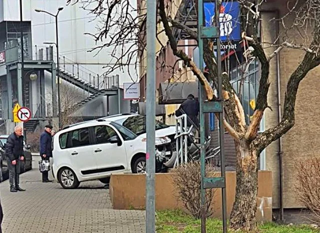 Świętochłowice: Samochód wjechał w budynek 