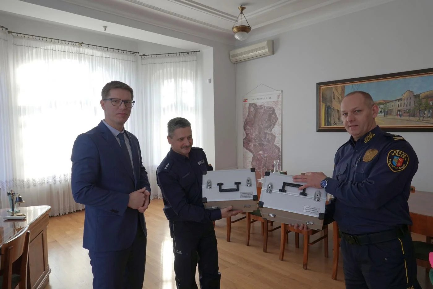 Daniel Beger przekazał walizki profilaktyczne Policji i Straży Miejskiej