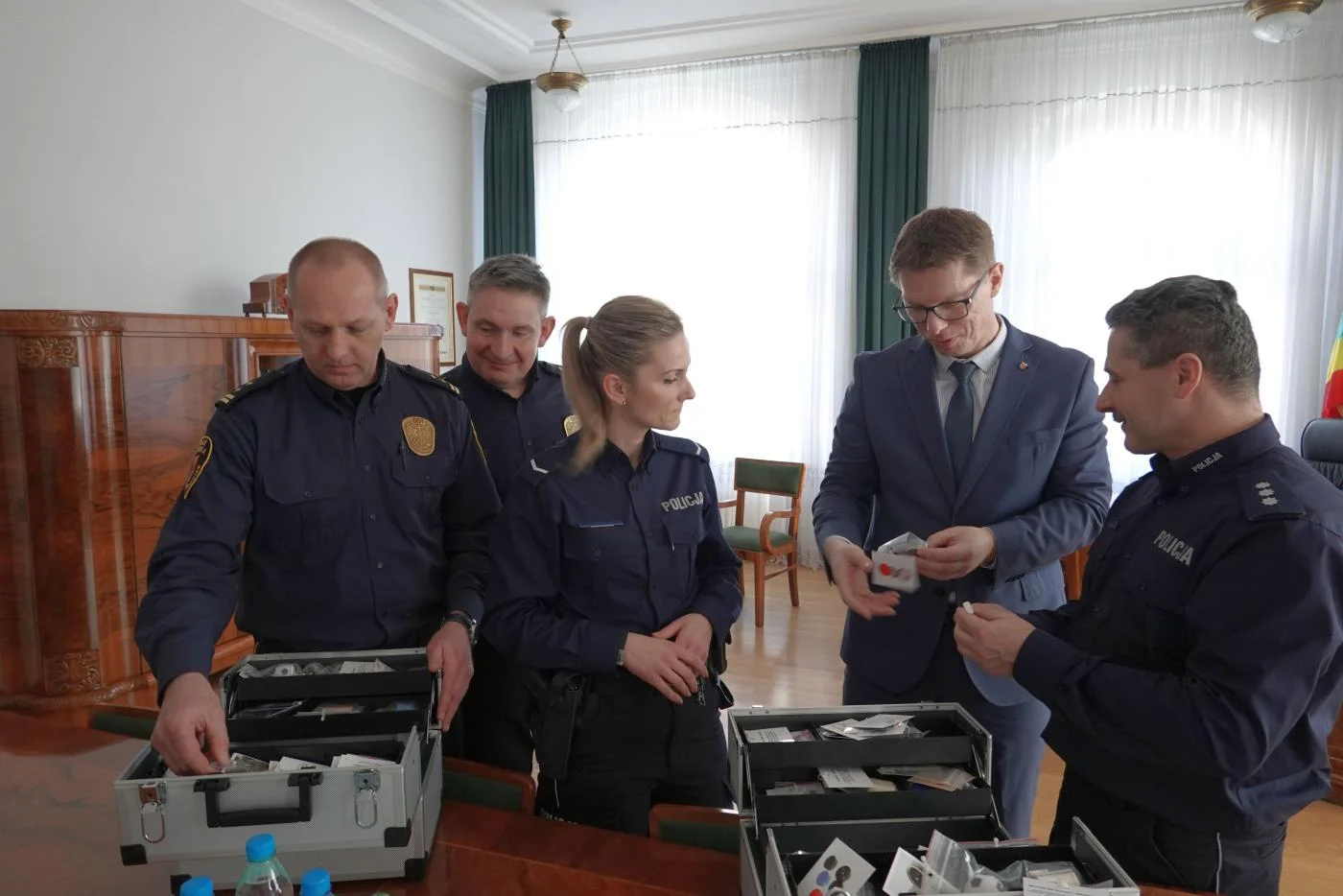 Daniel Beger przekazał walizki profilaktyczne Policji i Straży Miejskiej