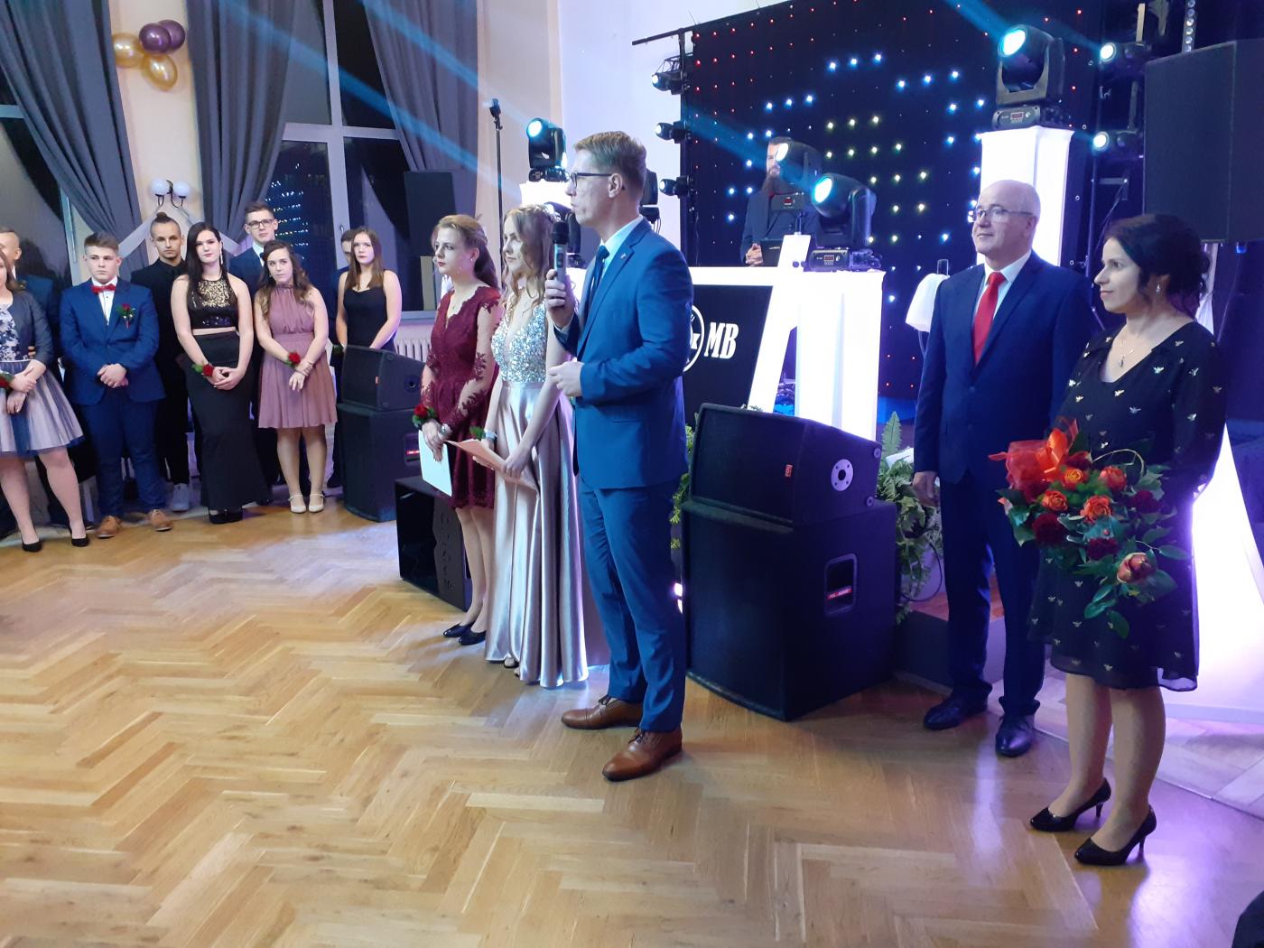 Świętochłowice: Zabawa licealistów z "Reja" na 100 dni przed maturą