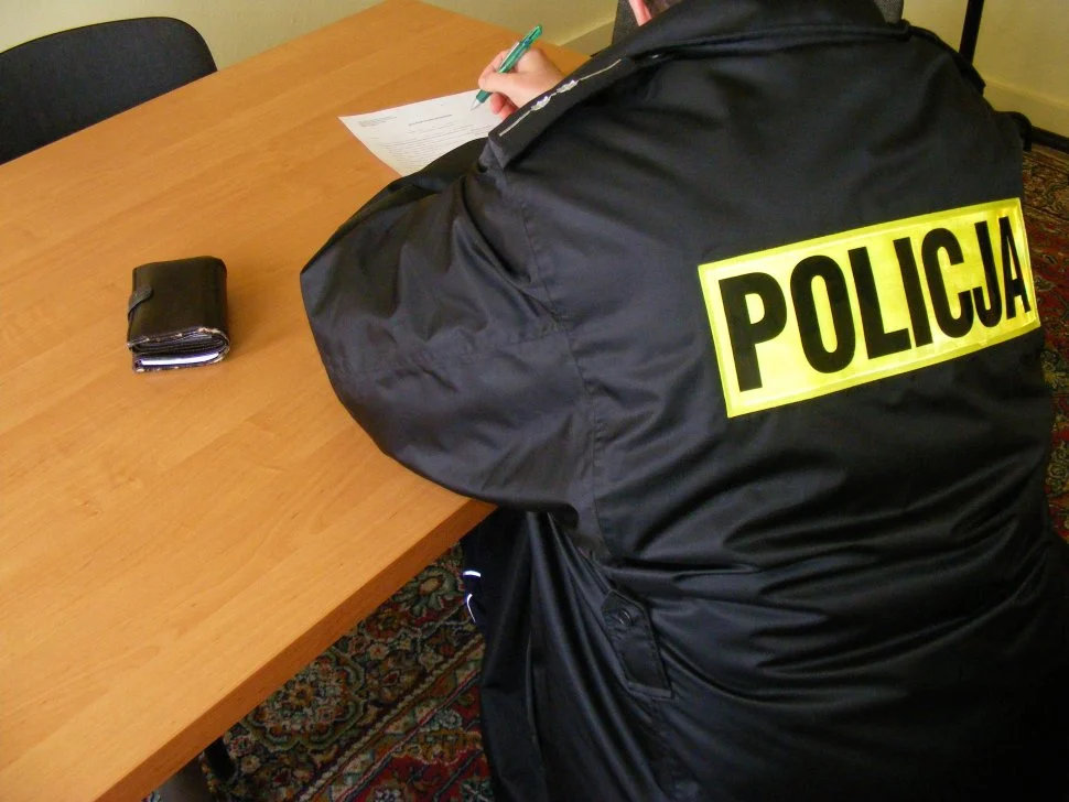 Dwóch mężczyzn usłyszało zarzuty kradzieży z włamaniem za przywłaszczenie portfela