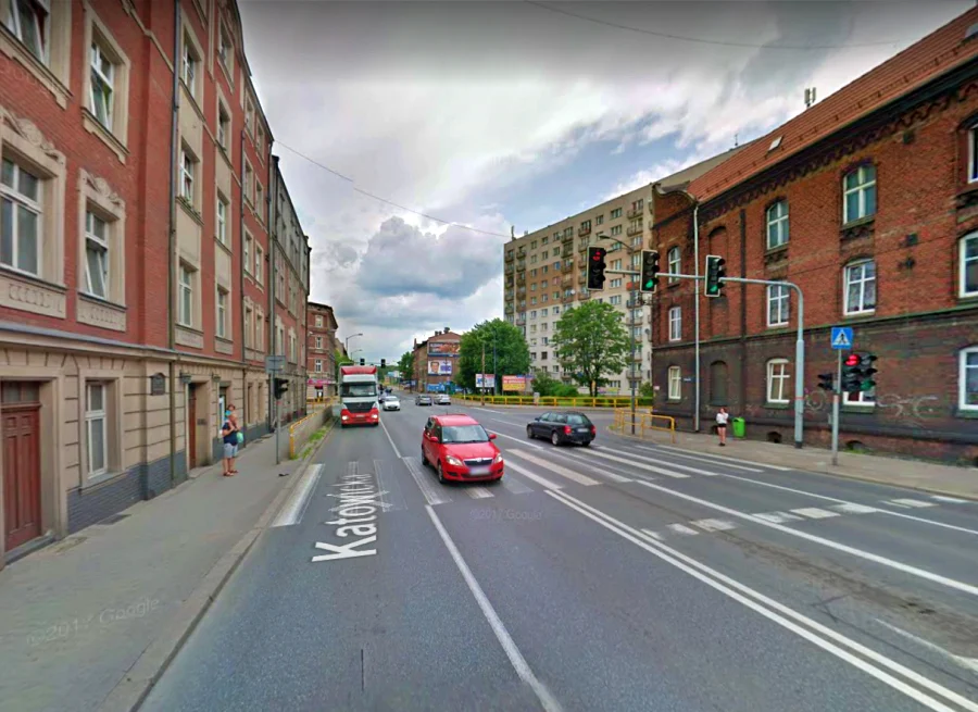 Skrzyżowanie ulic Katowickiej i Krzyżowej w Chorzowie to utrapienie kierowców