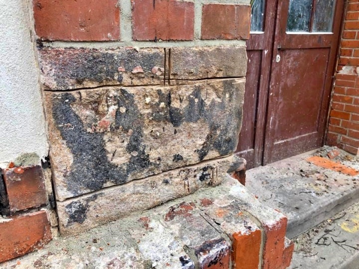 Dewastacja podczas remontu zabytku w Chorzowie! Zniszczono pamiątkowy kamień narożny