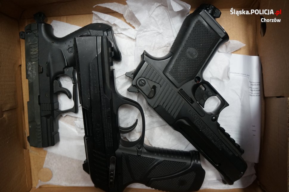 Chorzów: Policjanci zabezpieczyli podróbki towarów i przedmioty przypominające broń