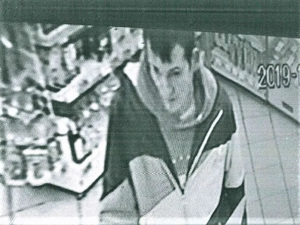 Rozpoznajesz mężczyznę? Jest podejrzewany o dokonanie kradzieży karty bankomatowej!