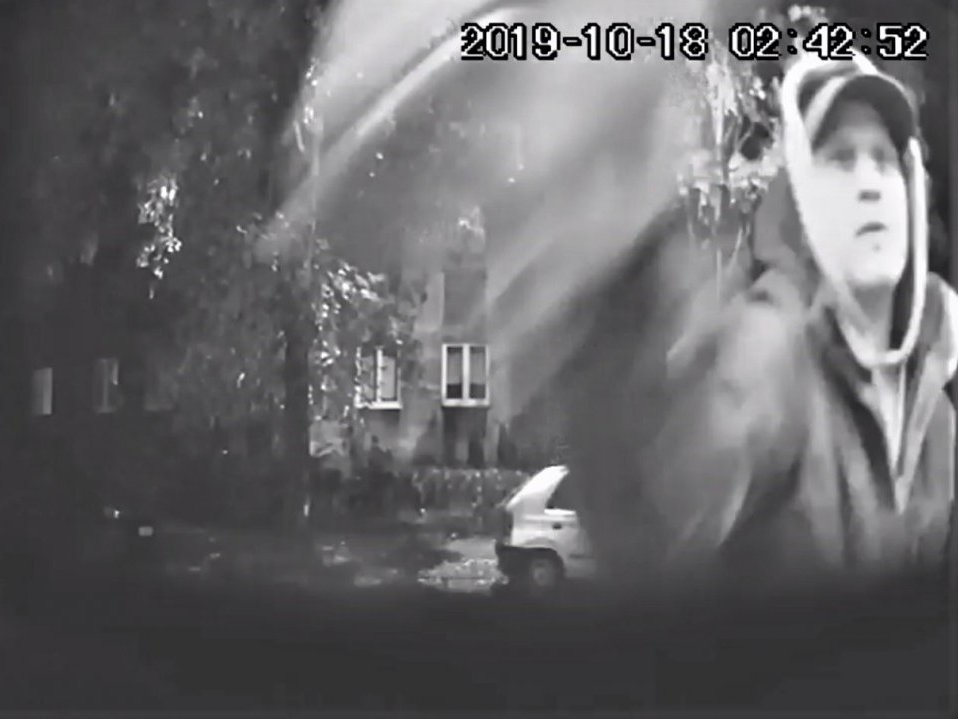 Pomalował paczkomat przy ulicy Sądowej. Rozpoznajesz tego mężczyznę?