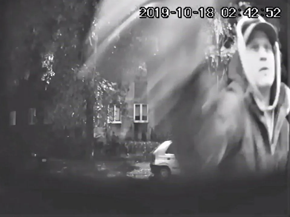 Pomalował paczkomat przy ulicy Sądowej. Rozpoznajesz tego mężczyznę?