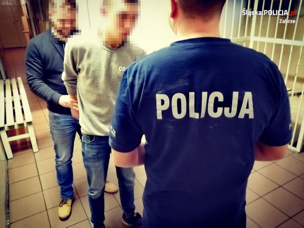 Pijany 19-latek po imprezie ukradł swojemu znajomemu samochód, po czym rozbił go o drzewo