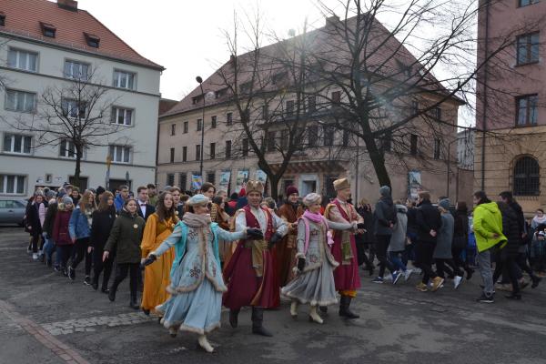 Blisko 1000 maturzystów zatańczyło poloneza na placu Warszawskim w Zabrzu