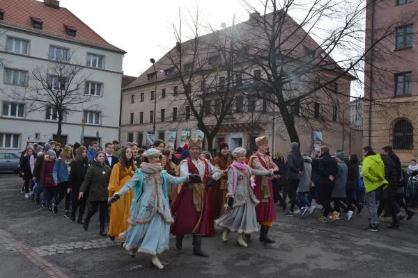 Blisko 1000 maturzystów zatańczyło poloneza na placu Warszawskim w Zabrzu