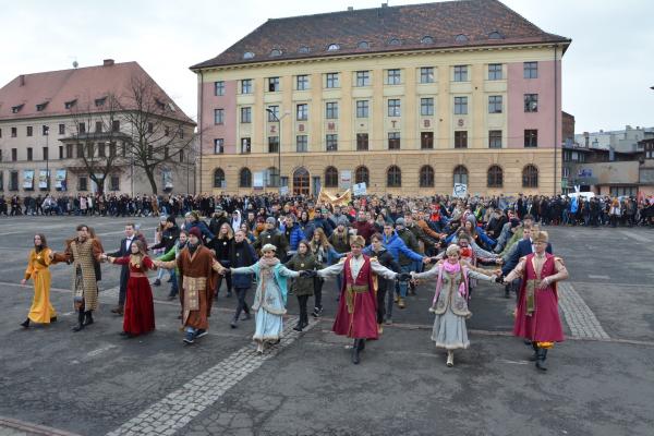 Blisko 1000 maturzystów zatańczyło poloneza na placu Warszawskim w Zabrzu