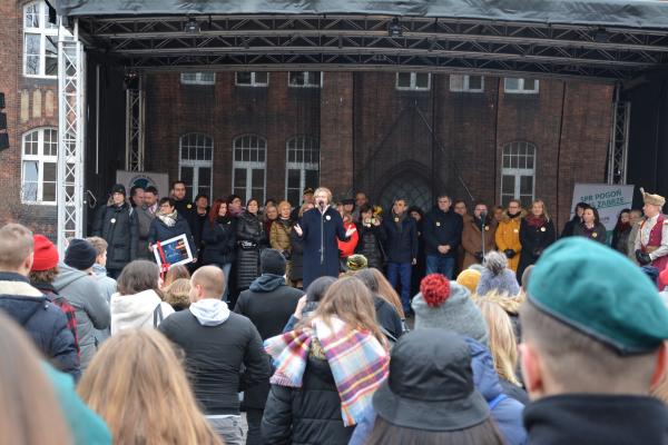 Blisko 1000 maturzystów zatańczyło poloneza na placu Warszawskim w Zabrzu