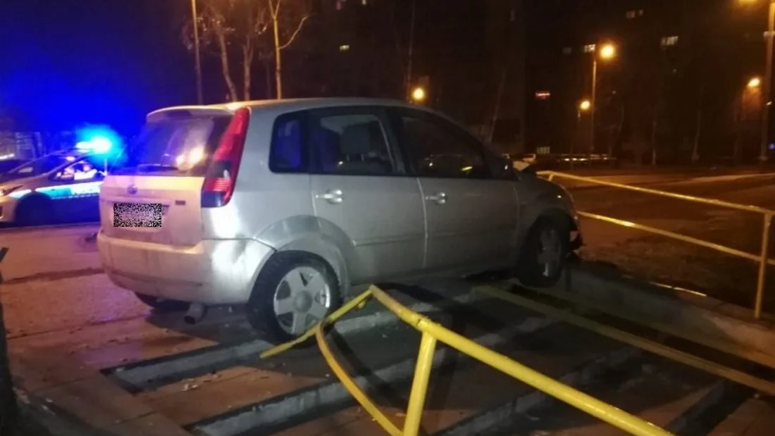 Zdemolował kilka samochodów i rozbił się o barierki – prowadził z 3. promilami we krwi i sądowym zakazem