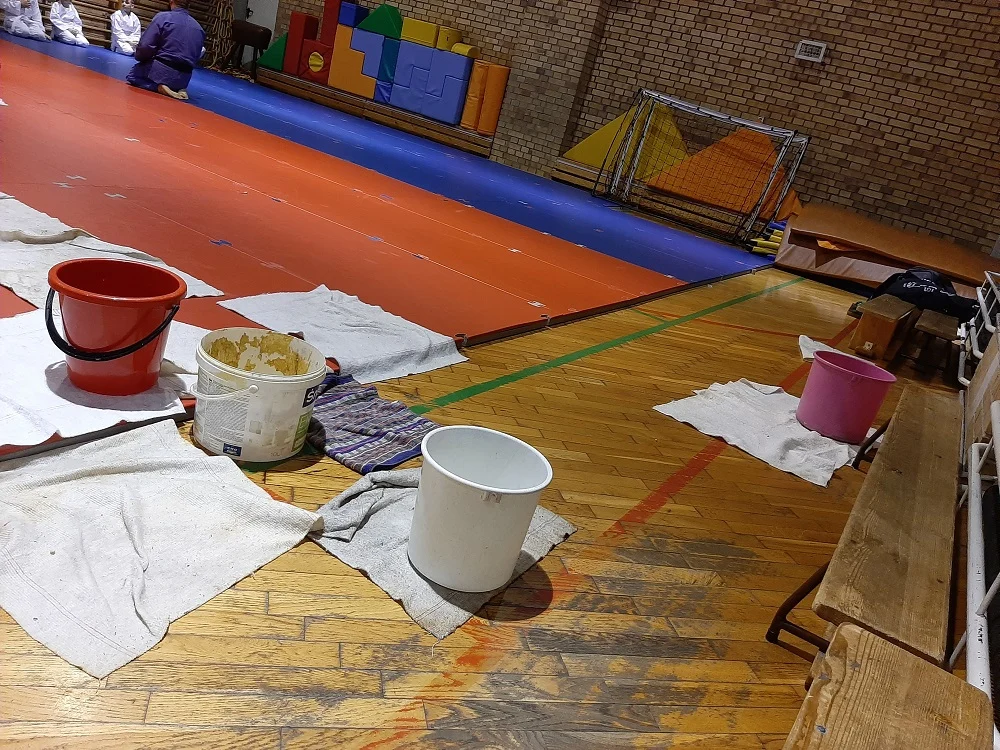 Przeciekający dach sali gimnastycznej w SP nr 16. Zamiast naprawy - wiadra na deszczówkę