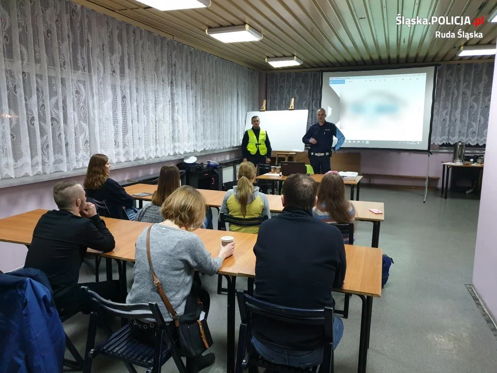 Policjanci z rudzkiej drogówki edukowali przyszłych kierowców