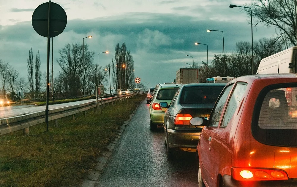Korytarz życia i jazda na suwak będą w Polsce obowiązkowe?