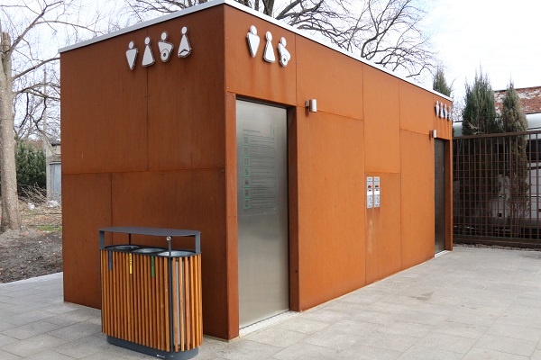 Samoobsługowa, całodobowa toaleta publiczna przy ul. Poniatowskiego