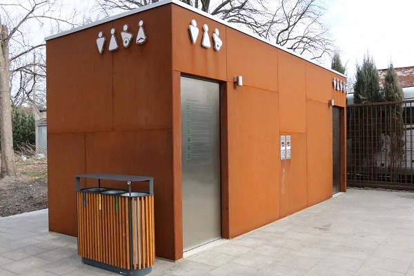 Samoobsługowa, całodobowa toaleta publiczna przy ul. Poniatowskiego