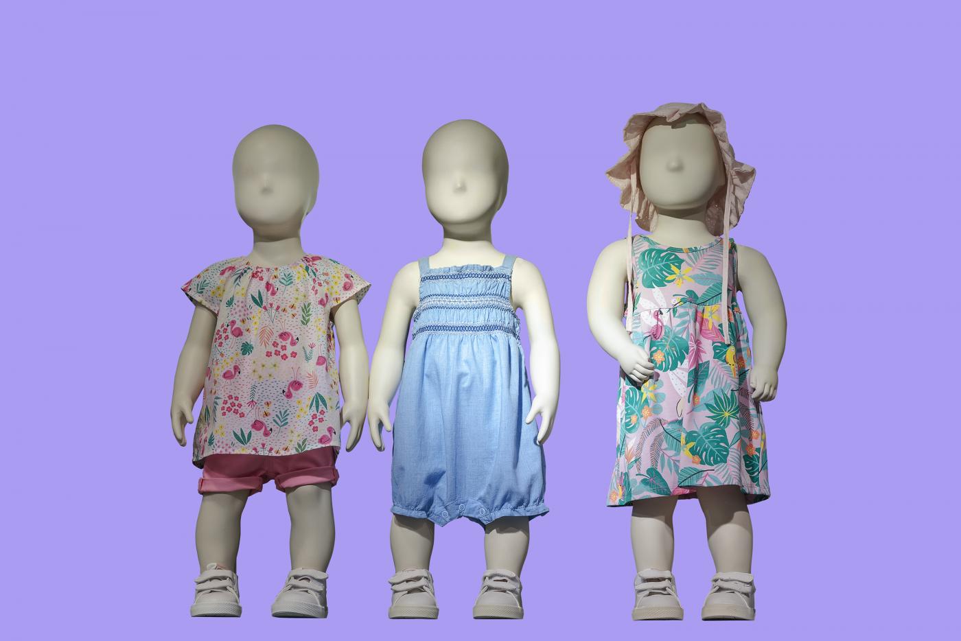 Dziecięce manekiny: jak prawidłowo urządzić witrynę sklepu?