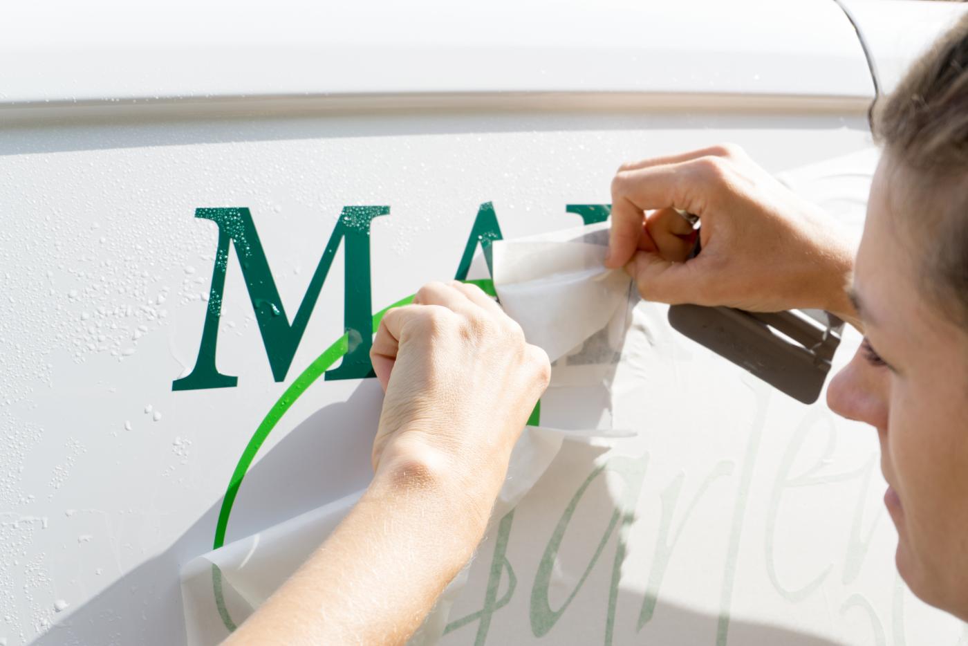 Krótki przewodnik po świecie naklejek. Które wybrać?