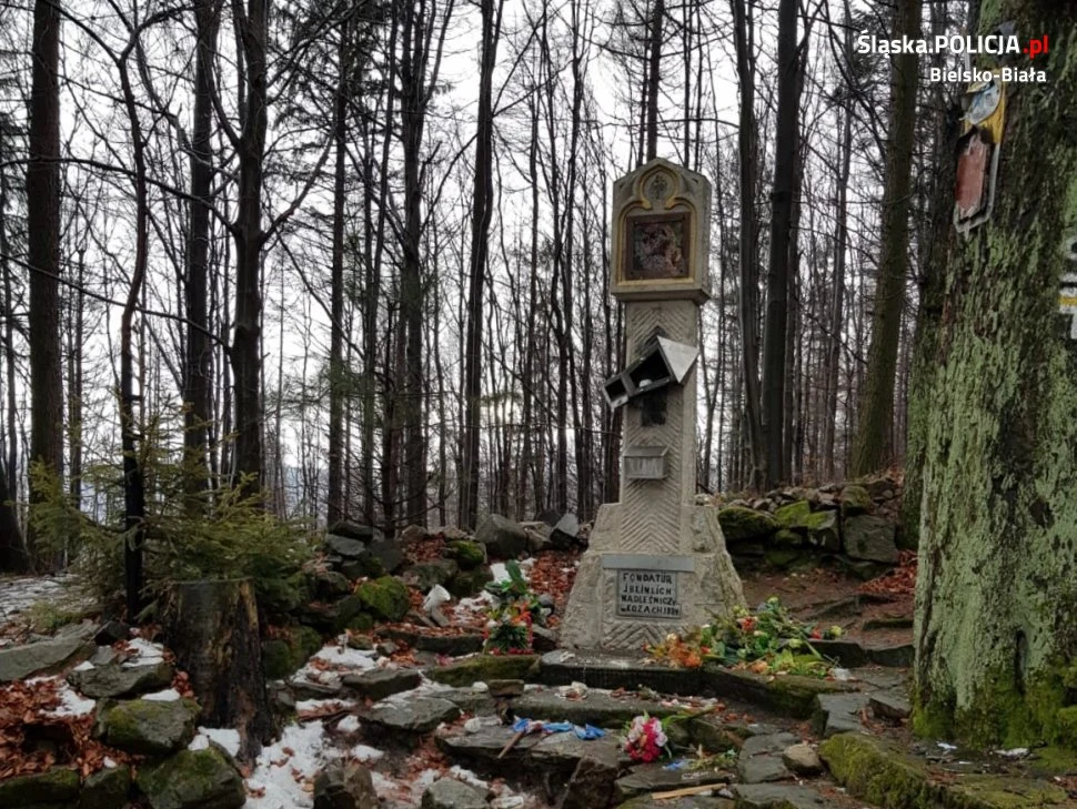 Bielsko-Biała: 40-letni mężczyzna  podejrzany o zniszczenie ponad stuletniej kapliczki na Szlaku Papieskim