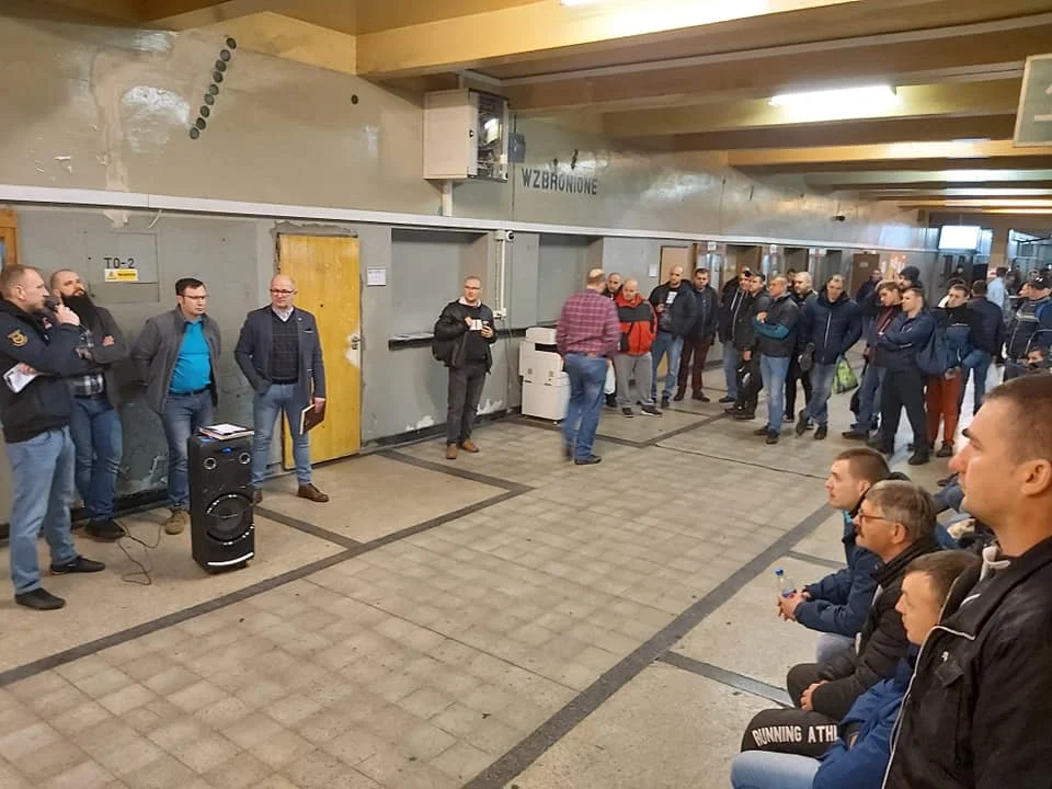 Dziś w kilku kopalniach PGG odbywają się spontaniczne masówki zorganizowane przez WZZ "Sierpień 80"