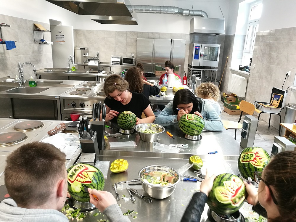 Od barmana i wizażysty do dietetyka i kasjera. Młodzi się kształcą