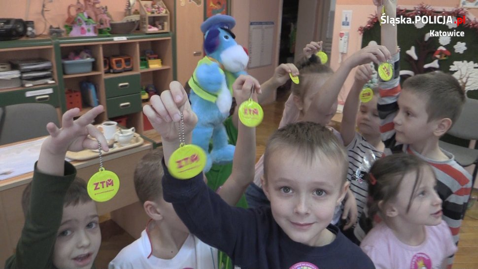 Bezpieczny maluch bezpiecznie podróżuje komunikację miejską