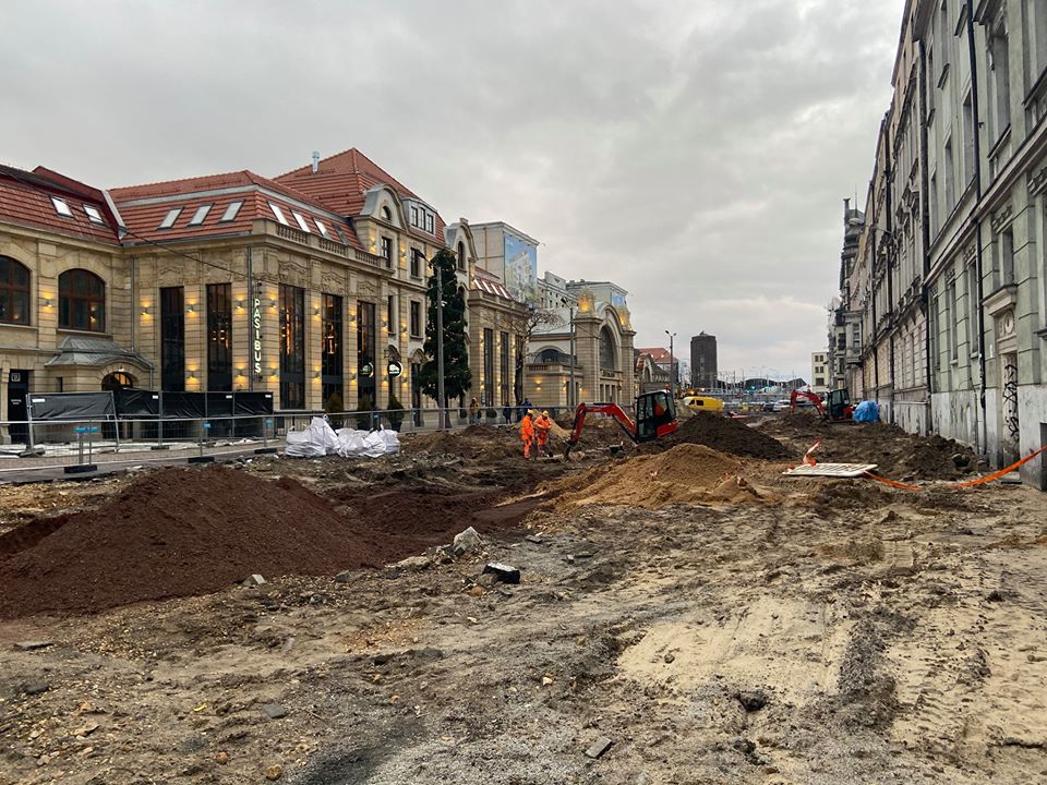 Ulica Dworcowa w Katowicach staje się deptakiem miejskim