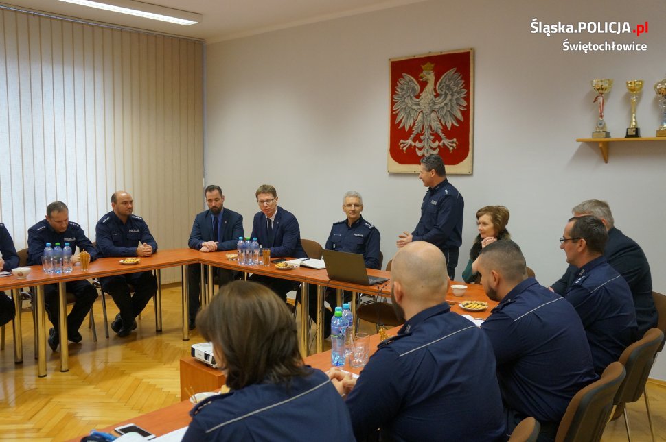 Podsumowanie ubiegłorocznej pracy świętochłowickich policjantów podczas narady rocznej