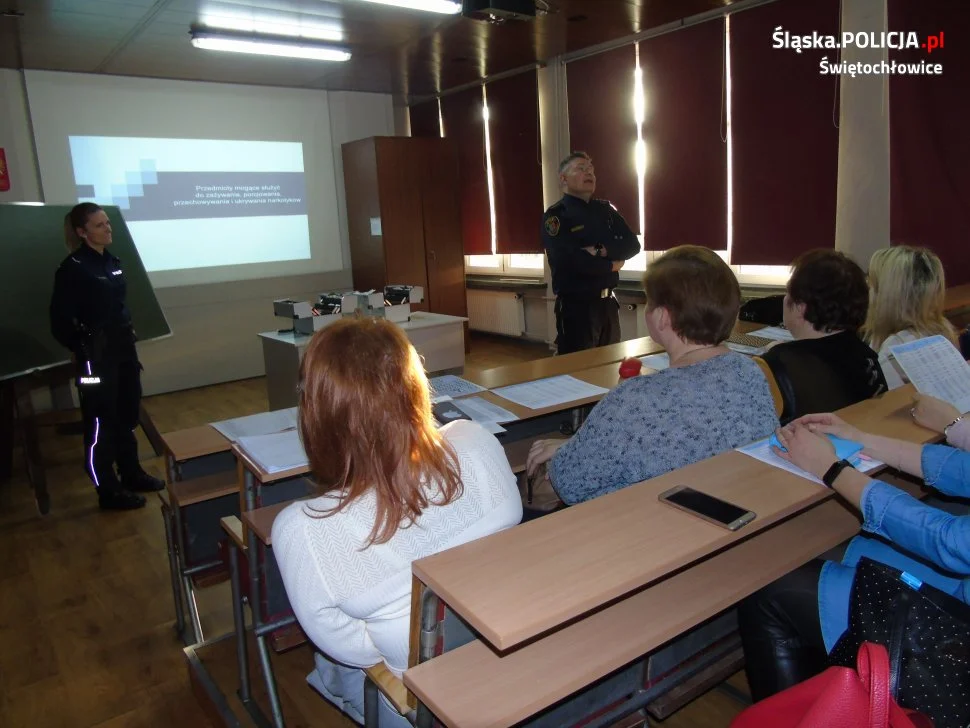 Policjanci, strażnicy i nauczyciele o narkotykach i dopalaczach