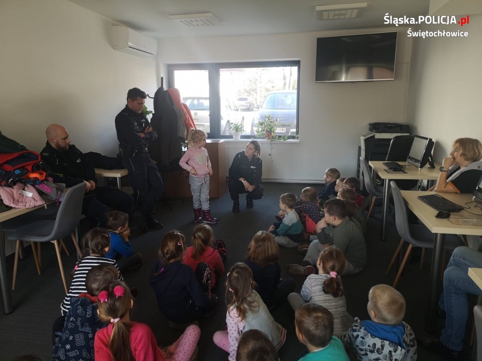Świętochłowiccy policjanci spotkali się z najmłodszymi w bibliotece