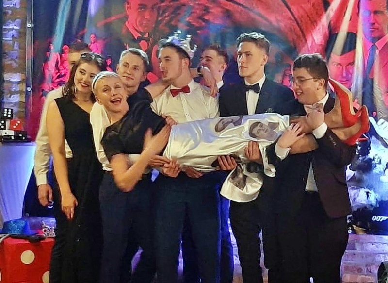 Nauczycielka z chorzowskiego ekonomika została... gwiazdą studniówki!