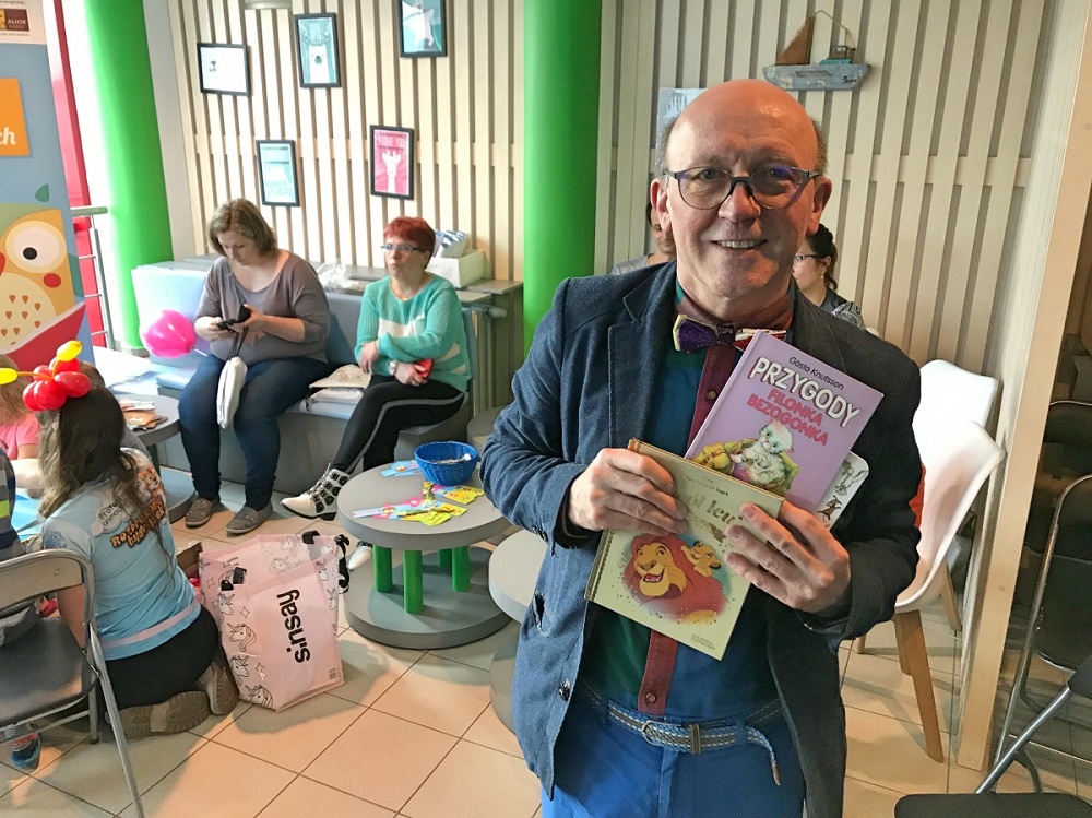 Artur Barciś w Zespole Szpitali Miejskich w Chorzowie otworzył "Zaczytaną Bibliotekę"