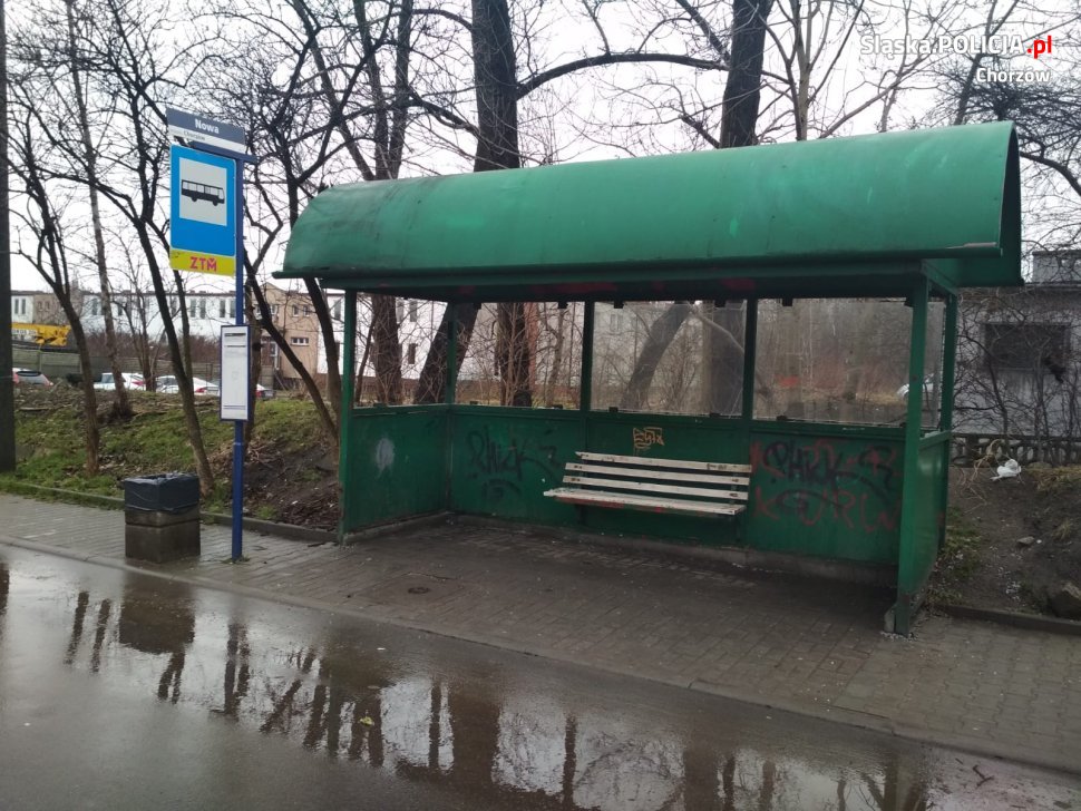 Zdewastowali wiatę przystankową. Wandale w rękach policjantów