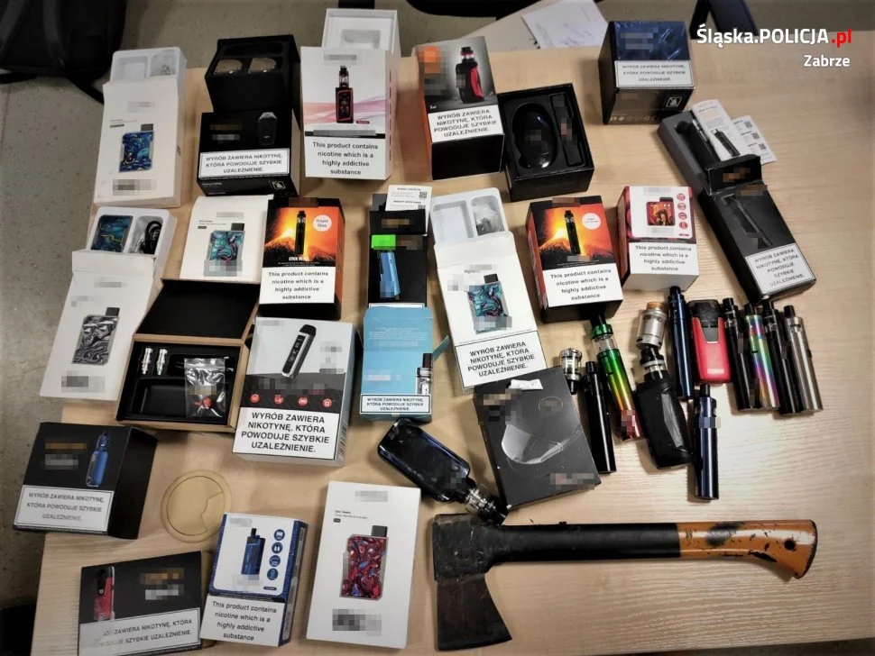 Włamał się do sklepu z e-papierosami. Po krótkim pościgu policjanci zatrzymali 19-latka