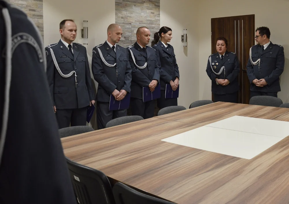 Szesnastu funkcjonariuszy z Zakładu Karnego w Zabrzu otrzymało awanse i odznaczenia