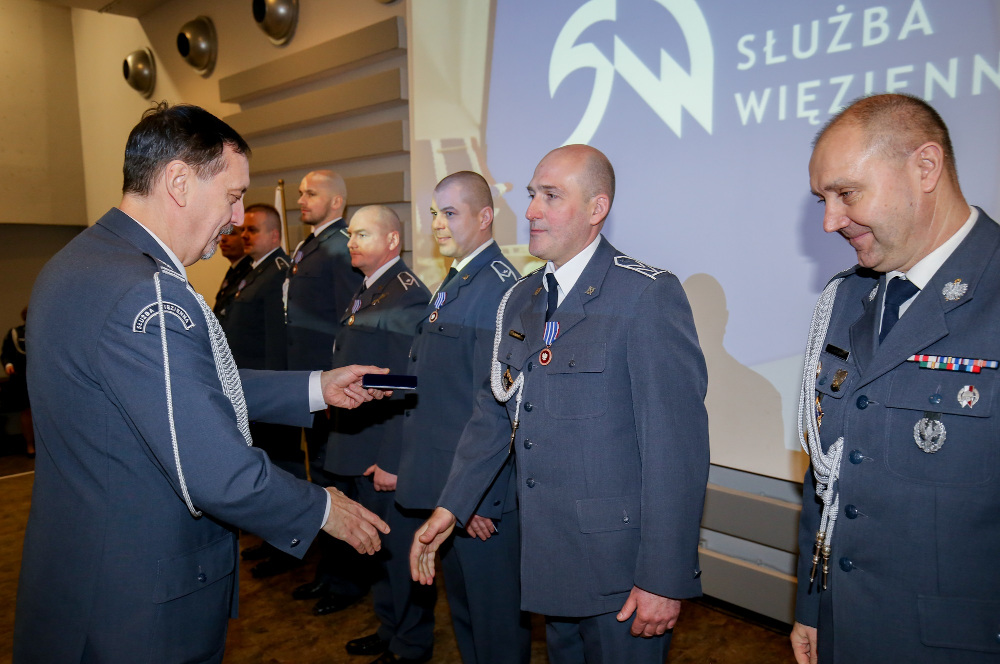 Szesnastu funkcjonariuszy z Zakładu Karnego w Zabrzu otrzymało awanse i odznaczenia