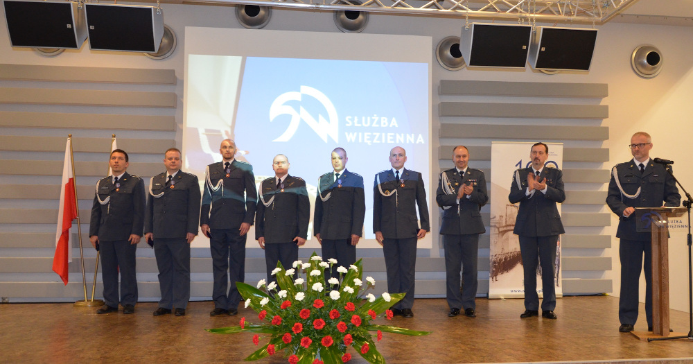 Szesnastu funkcjonariuszy z Zakładu Karnego w Zabrzu otrzymało awanse i odznaczenia