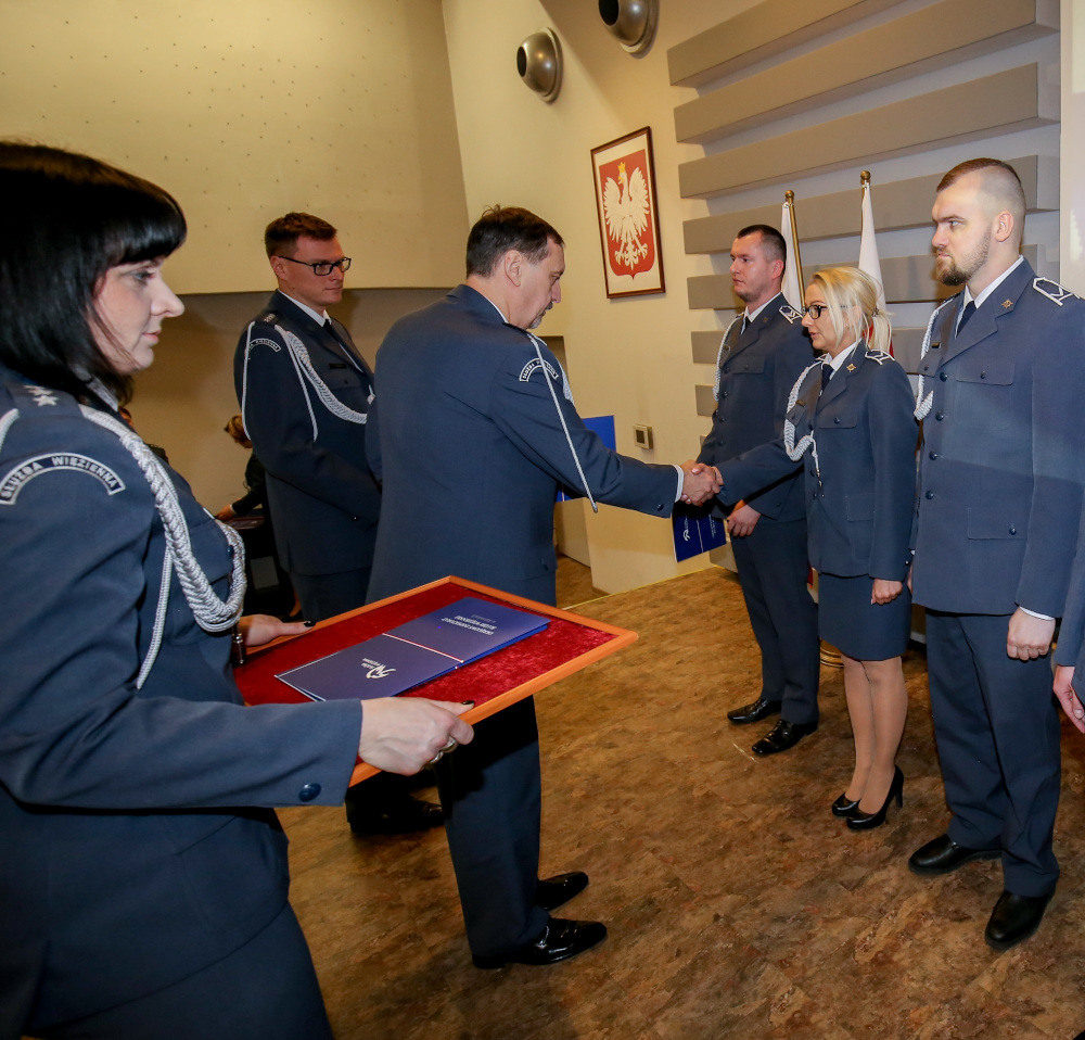 Szesnastu funkcjonariuszy z Zakładu Karnego w Zabrzu otrzymało awanse i odznaczenia
