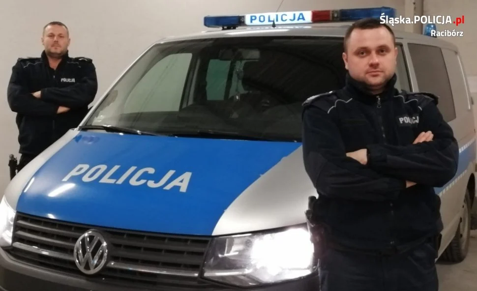 Wbiegł do płonącego budynku i uratował 3 osoby – bohater to sierż. sztab. Piotr Kolodziej, policjant z Raciborza