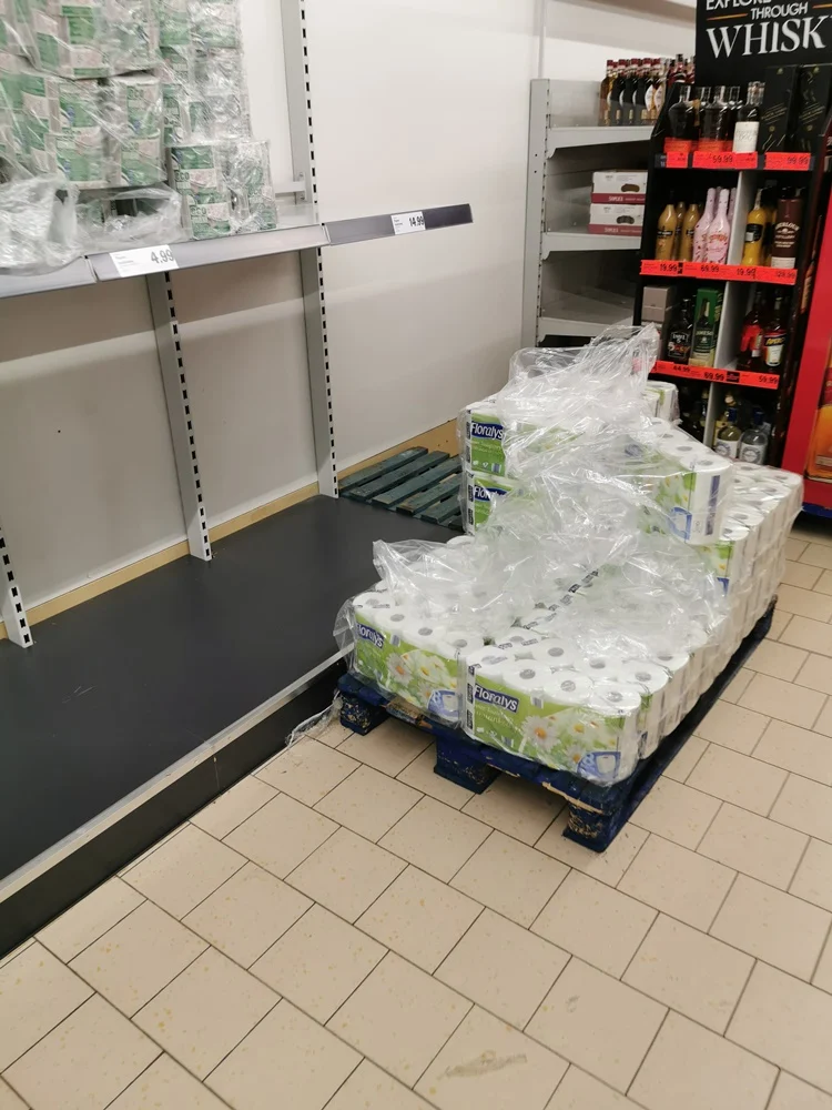 Koronawirus. Puste sklepy 19