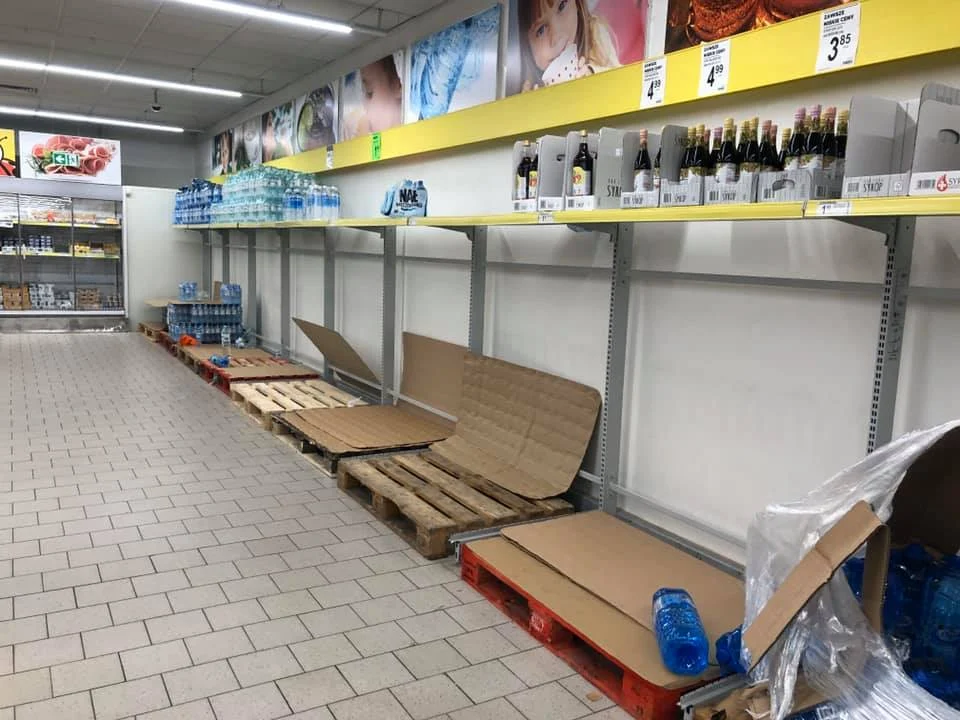Koronawirus wywołuje coraz większą panikę. Klienci szturmują sklepy. Rząd uspokaja