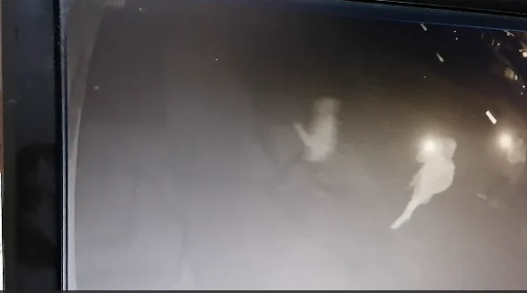 Zniszczył roletę antywłamaniową sklepu. Rozpoznajesz mężczyznę z nagrania?