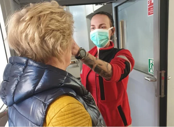 Każdej osobie wchodzącej do rudzkiego szpitala mierzona jest temperatura