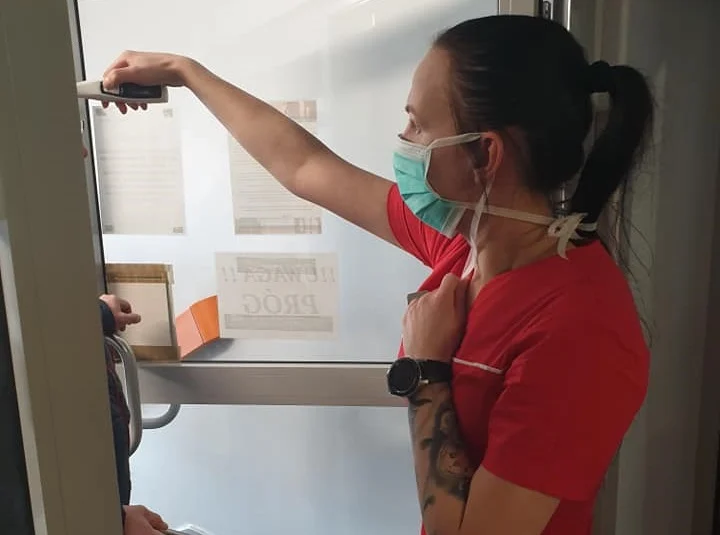 Każdej osobie wchodzącej do rudzkiego szpitala mierzona jest temperatura