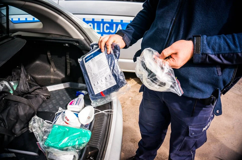 Policjanci pracują, służąc społeczeństwu