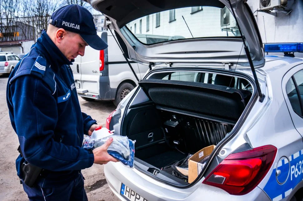Policjanci pracują, służąc społeczeństwu