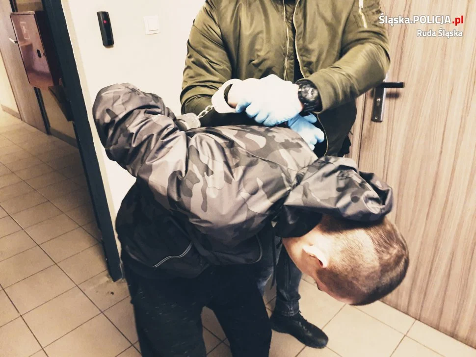 Zdemolowali przystanek przy ulicy Katowickiej. Zatrzymano 18 i 15-latka